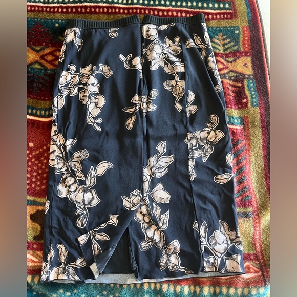 Marc Jacobs Business Casual Floral Cream and Black Midi Skirt - Picture 4 of 4